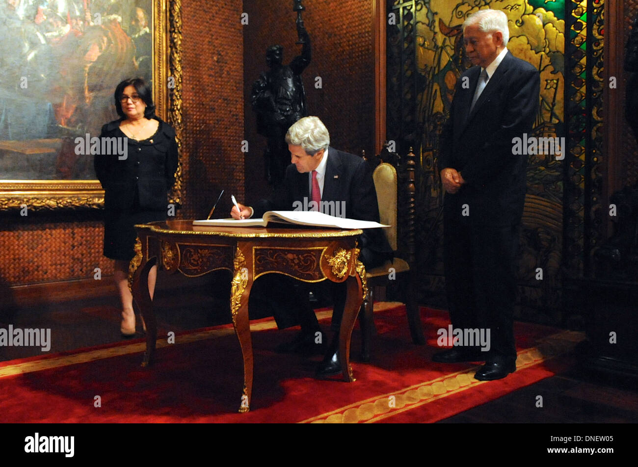 Secretary Kerry Signs the Guest Book at Malacanang Palace in Manila Stock Photo