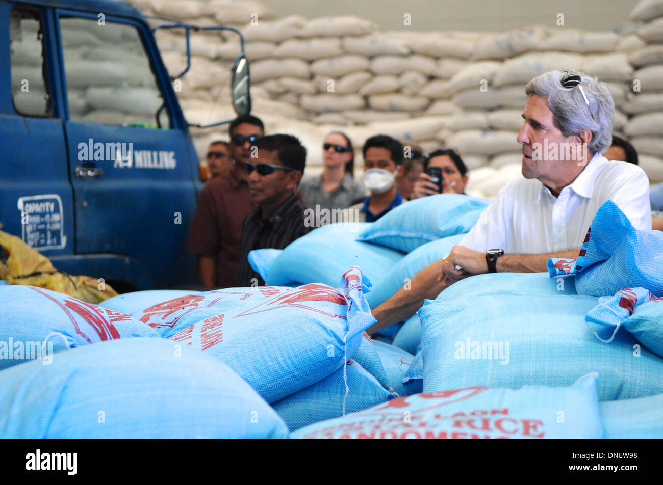 Secretary Kerry Observes the Rice-Parceling Process at the Tacloban ...