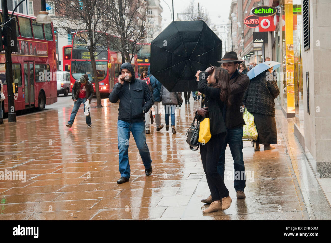 London shopping rain hi-res stock photography and images - Page 14 - Alamy