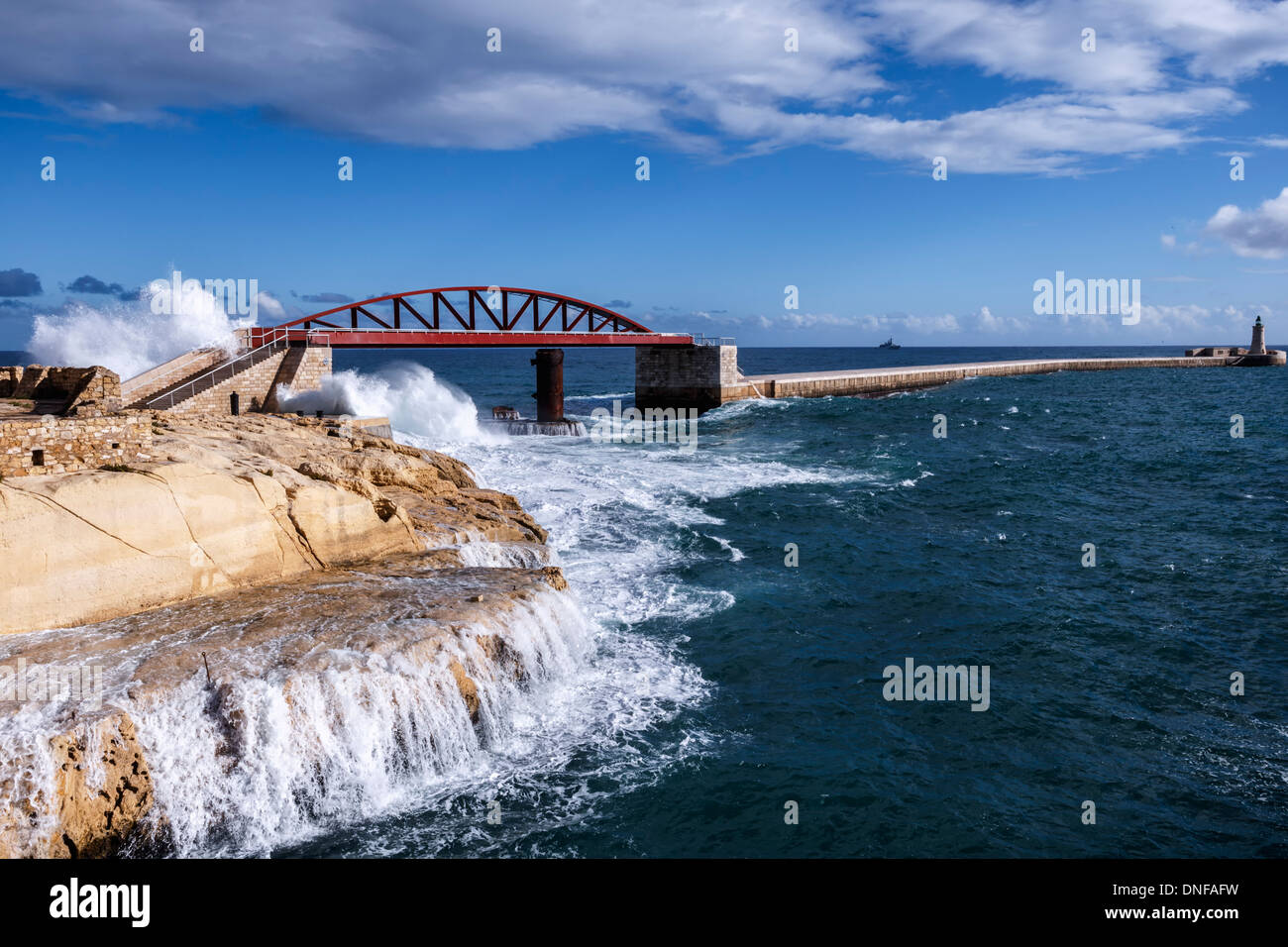 Valletta bridge hi-res stock photography and images - Alamy