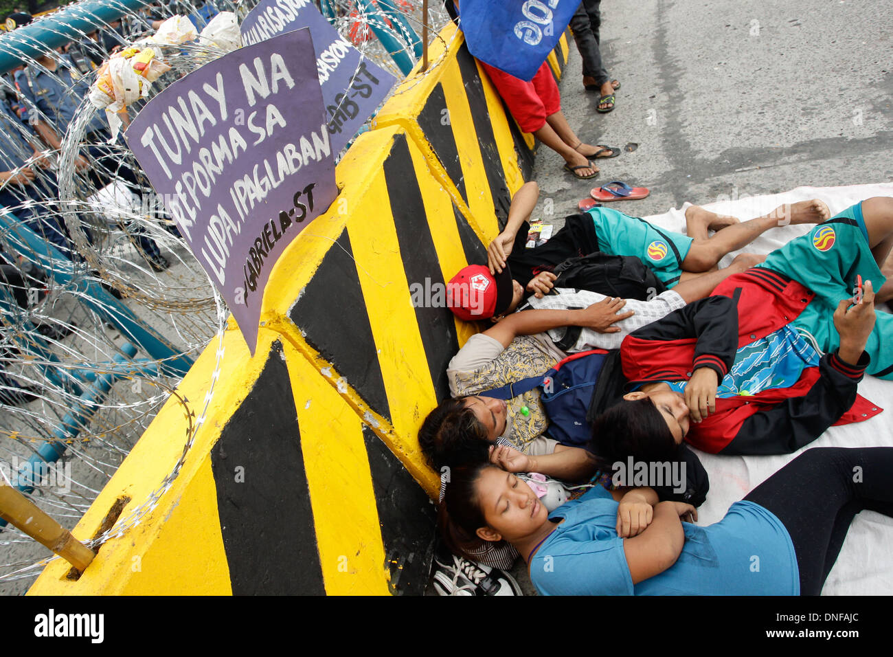 Protesters rest around a barricade in Commonwealth, Quezon City Stock Photo