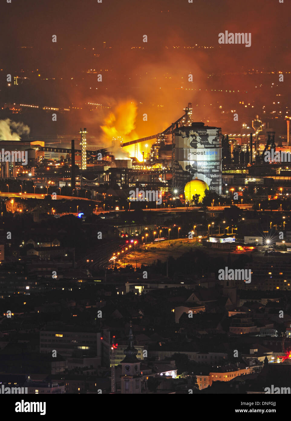 Blick vom Pöstlingberg auf VÃEST Linz, Industrie, Hochofen, Stadansicht, Nachtaufnahme Stock Photo
