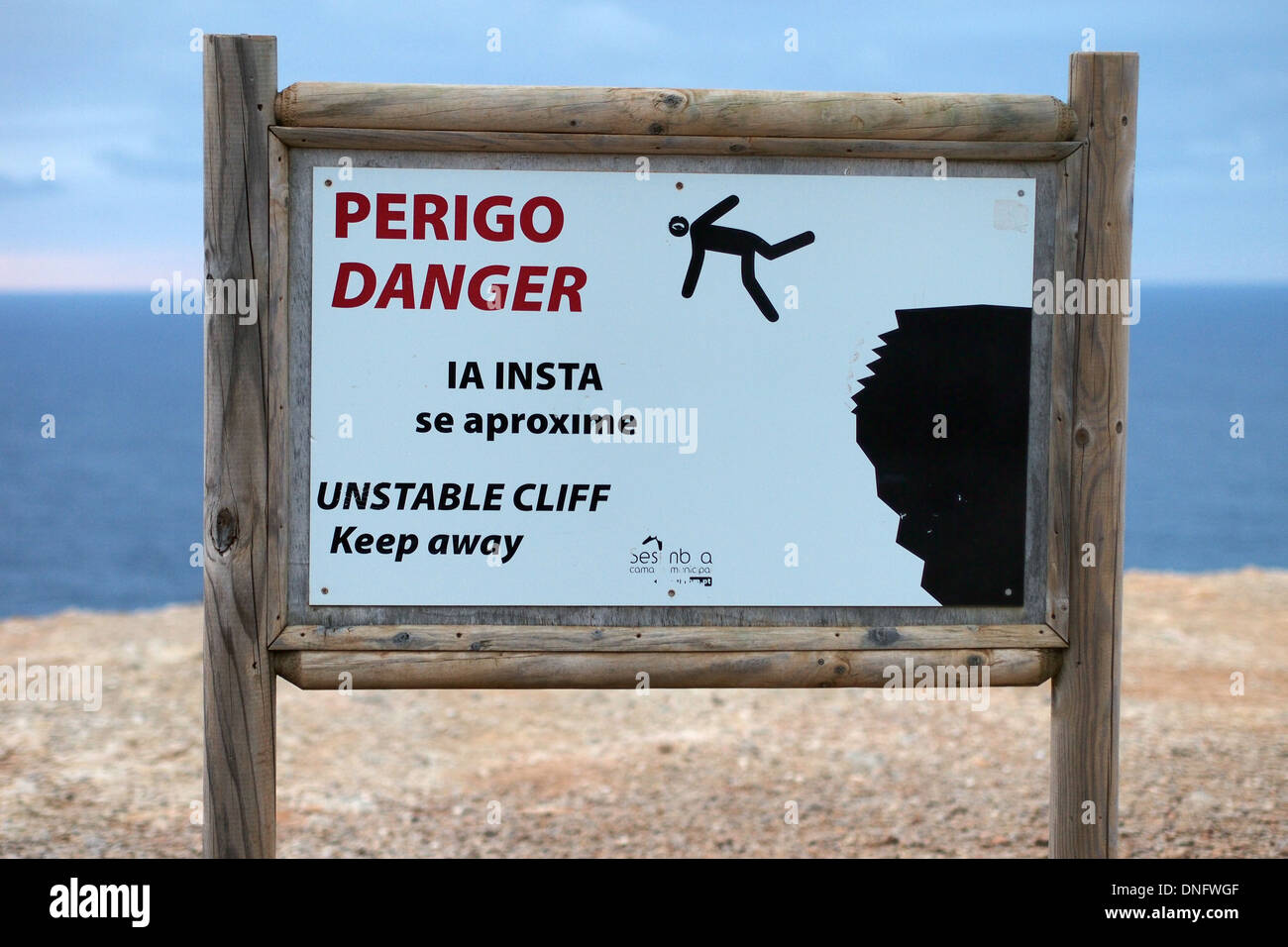 Danger cliff edge sign post in Portugal Stock Photo