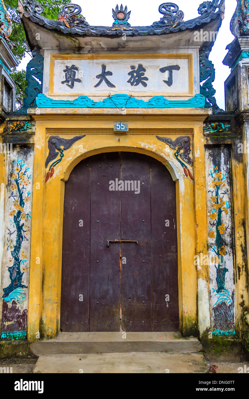 Wooden old door in Vietnamese temle Stock Photo