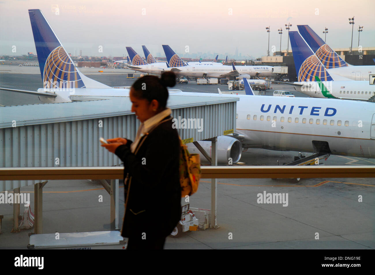 Newark Liberty International Airport,EWR,terminal,gate,tarmac,window,United Airlines,airliners,parked,adult,adults,woma - Alamy