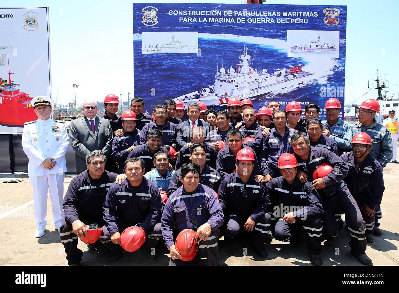 Callao, Peru. 26th Dec, 2013. Image provided by Peru's Presidency shows of Peruvian President Ollanta Humala (C, back), posing with workers of the Navy's Industrial Services (SIMA, for its acronym in Spanish), in Callao, Peru, on Dec. 26, 2013. Credit:  Peru's Presidency/Xinhua/Alamy Live News Stock Photo