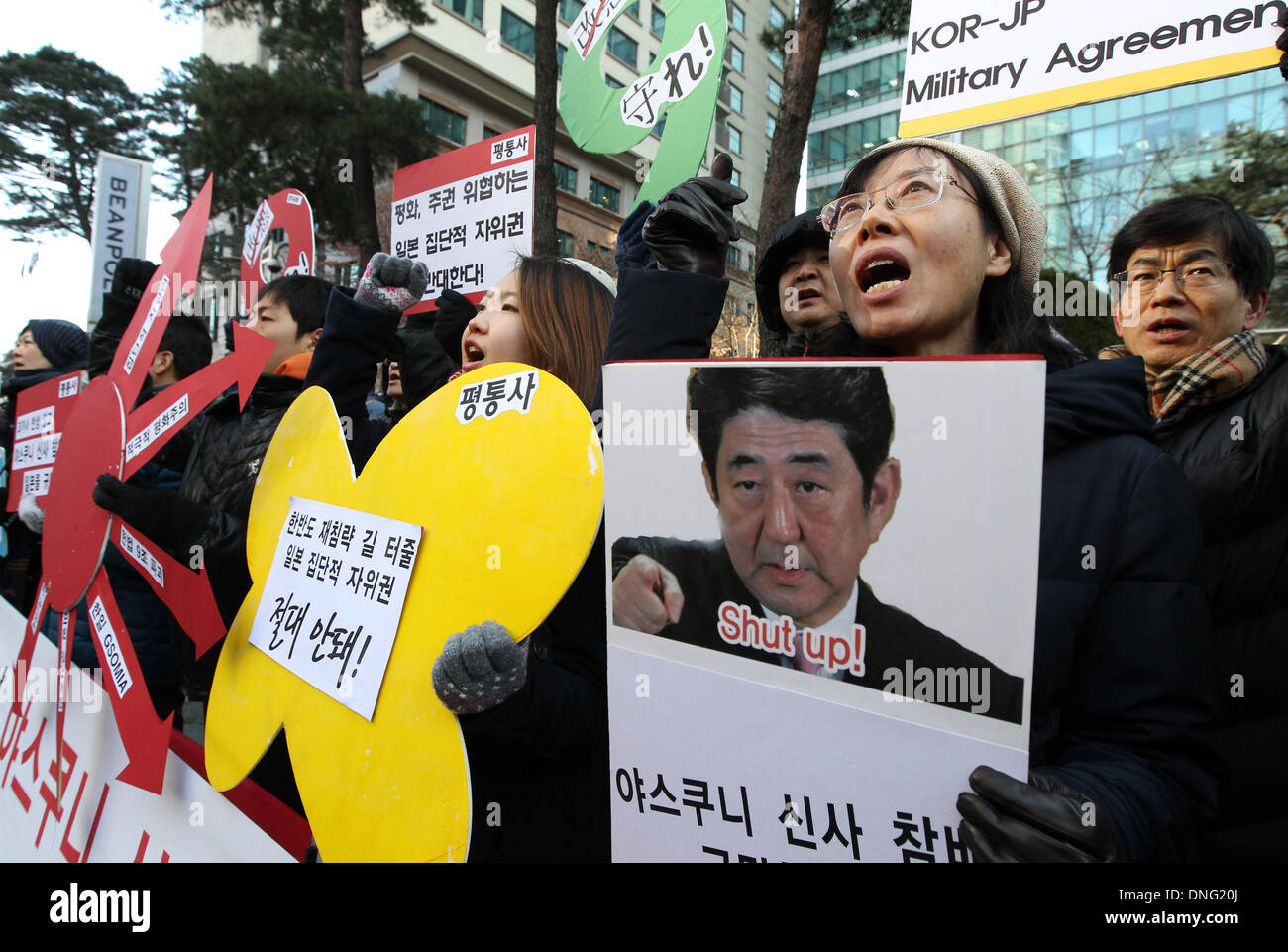 Seoul, South Korea. Dec. 27, 2013.  South Korean protesters participate in an anti-Japan rally in front of the residence of Japanese embassador in Seoul, South Korea, Dec. 27, 2013. The South Korean government on Thursday officially denounced Japanese Prime Minister Shinzo Abe's visit to the Yasukuni Shrine, Yonhap news agency reported.  Credit:  Park Jin-hee/Xinhua/Alamy Live News Stock Photo
