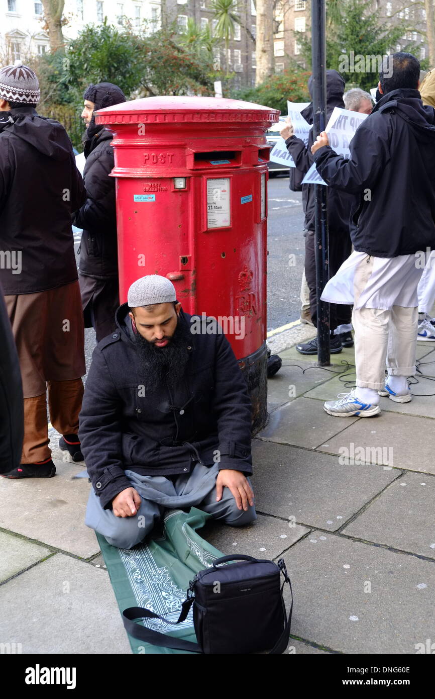 London, UK. 27th December 2013. Praying by the postbox as Anjem Choudary and associates demonstrate in London against the Pakistani government Credit:  Rachel Megawhat/Alamy Live News Stock Photo