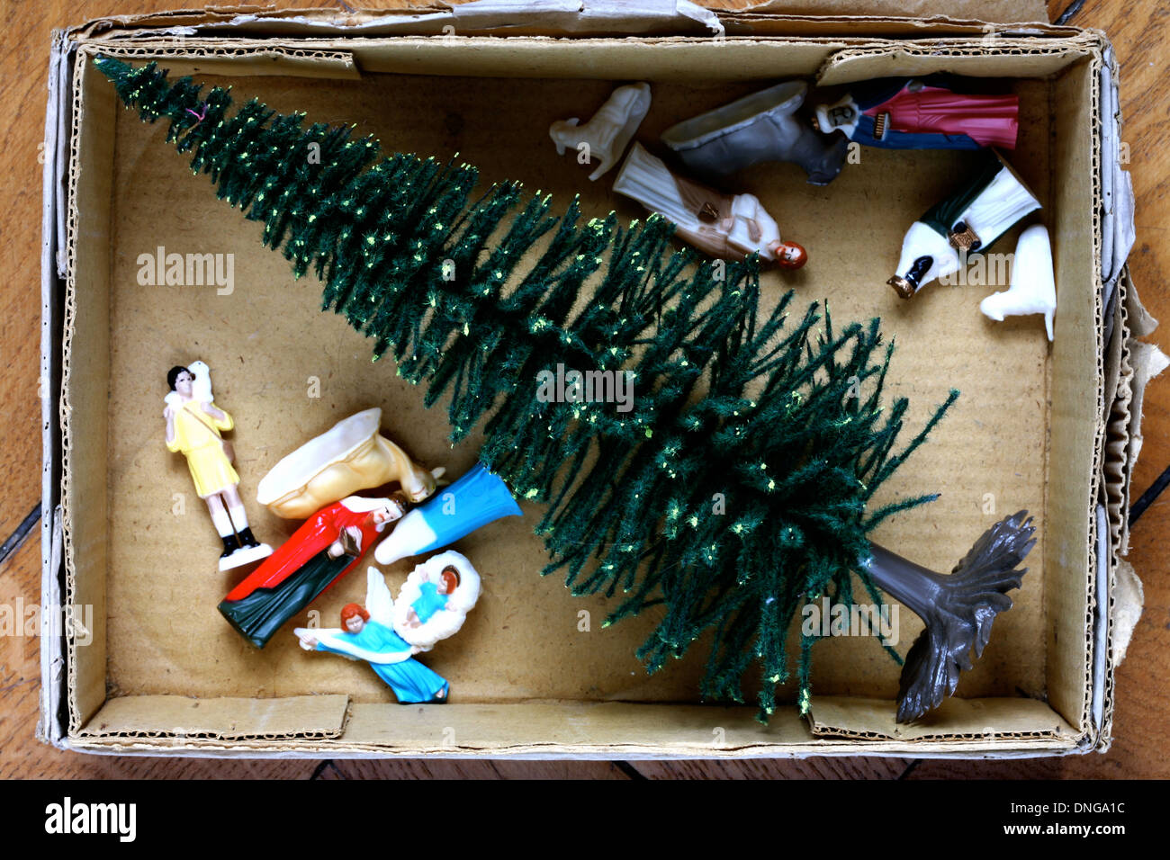 Weihnachten, Weihnachtsfiguren, Krippe, Krippenfiguren, Tanne, Schachtel, Verpackung, abraeumen Stock Photo