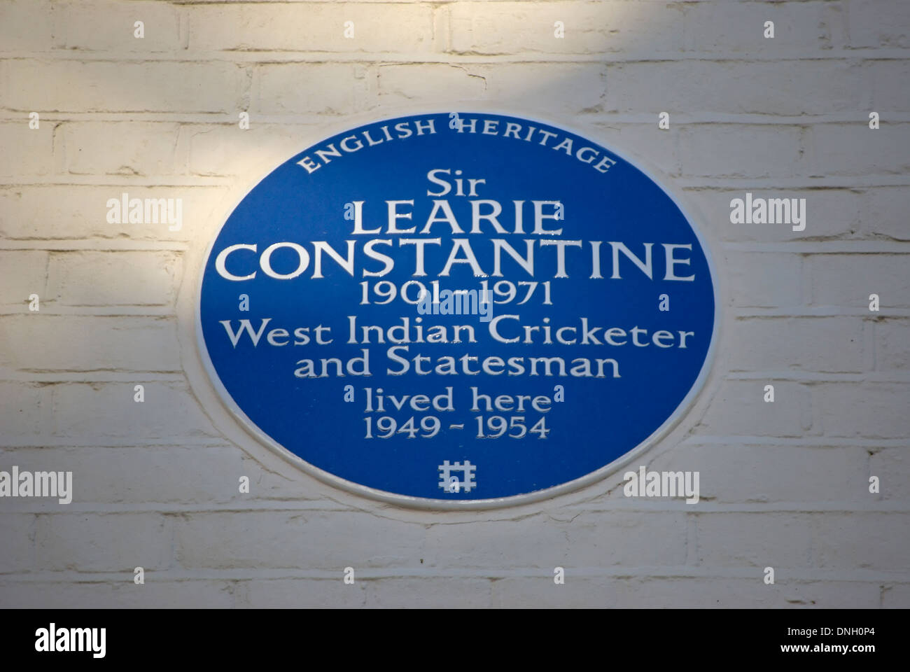 english heritage blue plaque marking a home of west indian cricketer and statesman sir learie constantine, kensington, london Stock Photo