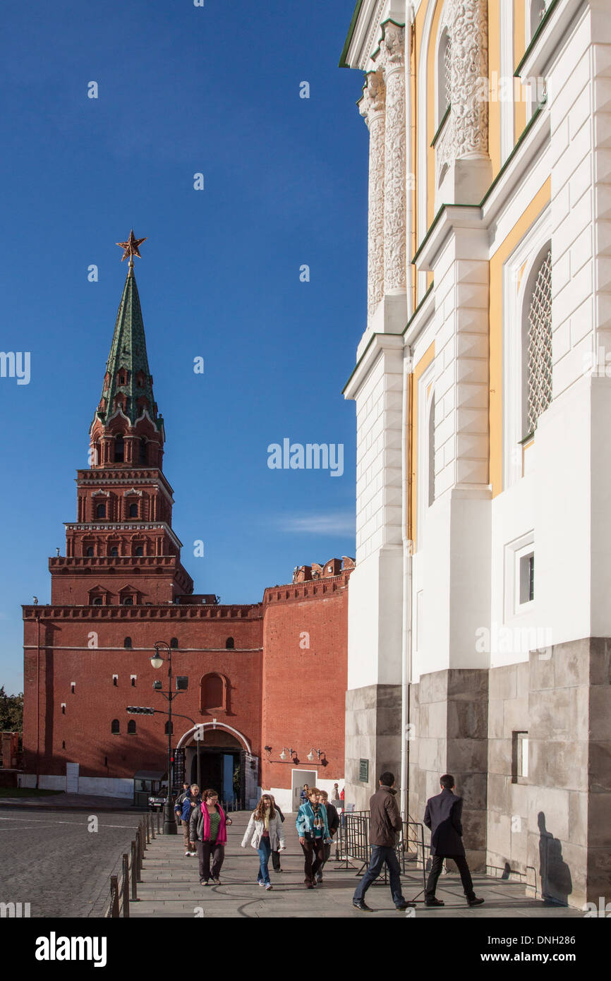 CHINESE TOURISTS IN FRONT OF THE FACADE OF THE KREMLIN ARMORY WITH THE ARMORY OR OROUJEINAIA TOWER IN THE BACKGROUND, TOUR OF THE KREMLIN, MOSCOW, RUSSIA Stock Photo