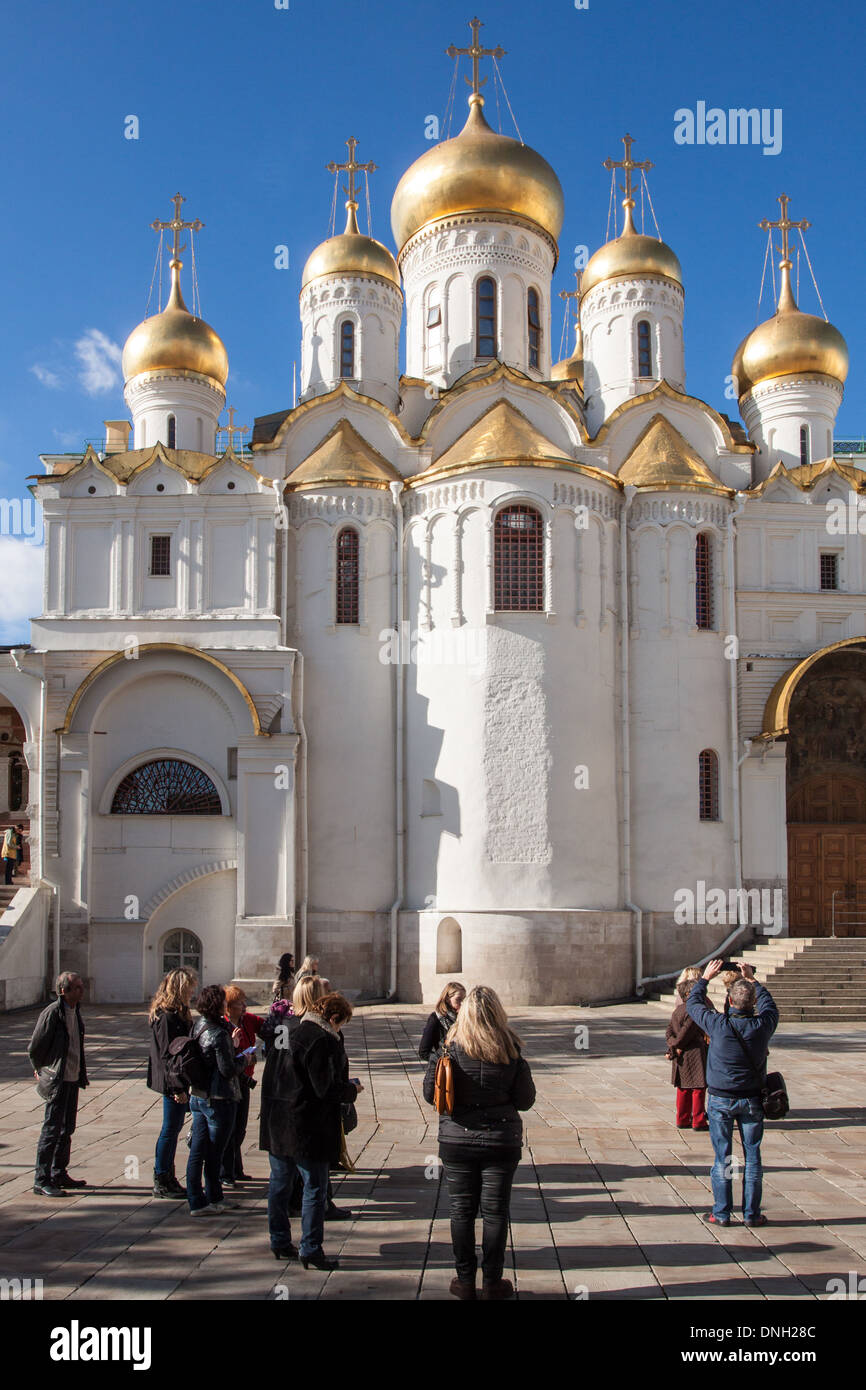 TOURISTS LOOKING AT THE CATHEDRAL OF THE ANNUNCIATION, THE IMPERIAL FAMILY'S PRIVATE CHAPEL IN THE TIME OF THE CZARS, ORTHODOX RELIGION, CATHEDRAL SQUARE, KREMLIN, MOSCOW, RUSSIA Stock Photo