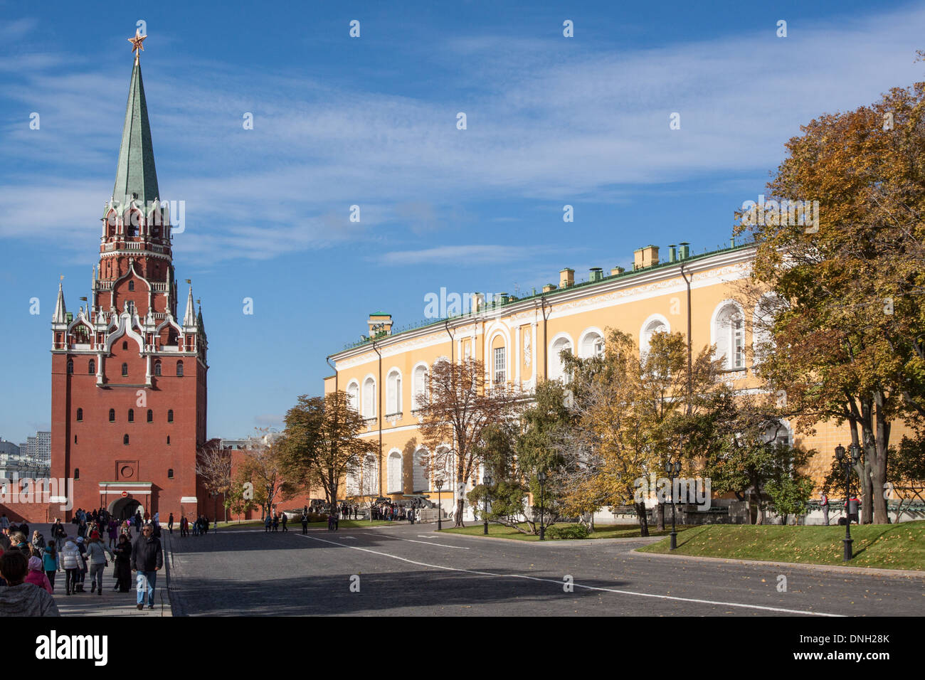 TROITSKAYA TOWER OR TOWER OF THE TRINITY AND THE KREMLIN ARSENAL, WHICH HOUSES THE KREMLIN REGIMENT IN CHARGE OF THE RUSSIAN PRESIDENT'S SECURITY, KREMLIN, MOSCOW, RUSSIA Stock Photo