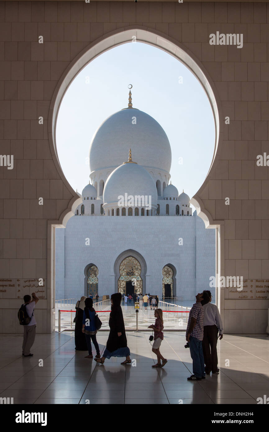 PILGRIMS AND VISITORS AT THE ENTRANCE TO THE SHEIKH ZAYED GREAT MOSQUE, ABU DHABI, UNITED ARAB EMIRATES, MIDDLE EAST Stock Photo