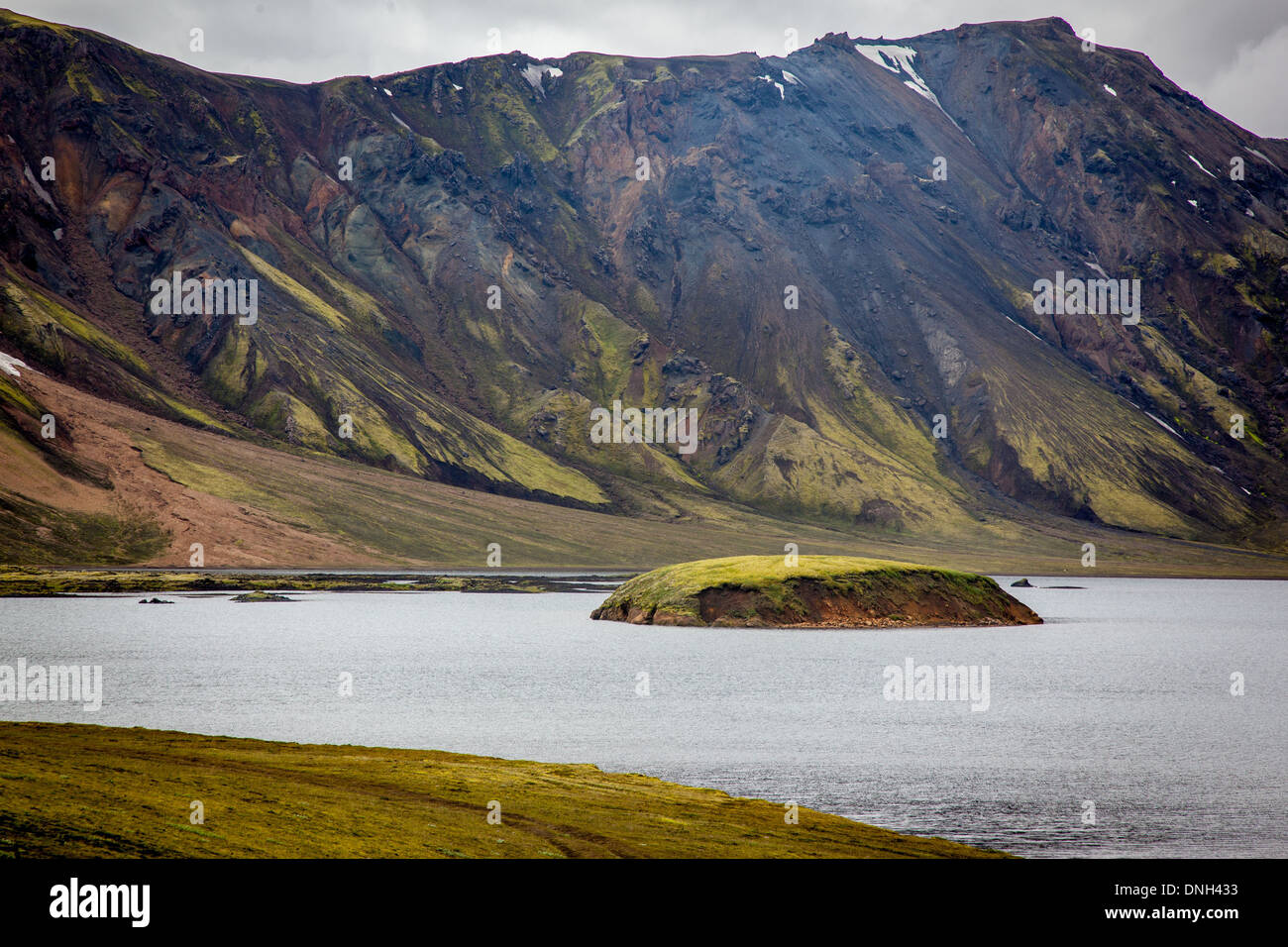 LAKE AND MOUNTAIN OF LAVA AND RHYOLITE, LANDMANNALAUGAR, VOLCANIC AND GEOTHERMAL ZONE OF WHICH THE NAME LITERALLY MEANS 'HOT BATHS OF THE PEOPLE OF THE LAND', REGION OF THE HIGH PLATEAUS, SOUTHERN ICELAND, EUROPE Stock Photo
