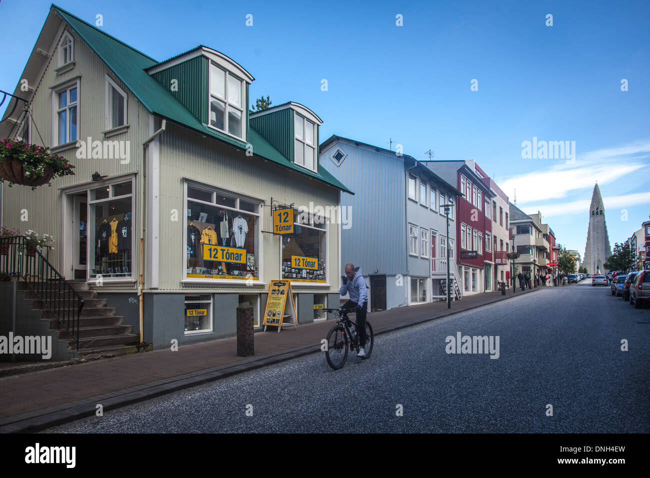 RECORD SHOP TONAR, STORE ON SKOLAVORDUSTIGUR STREET WHICH GOES UP TO THE  LUTHERAN CATHEDRAL HALLGRIMSKIRKJA, REYKJAVIK, CAPITAL OF ICELAND, SOUTHERN  ICELAND, EUROPE Stock Photo - Alamy