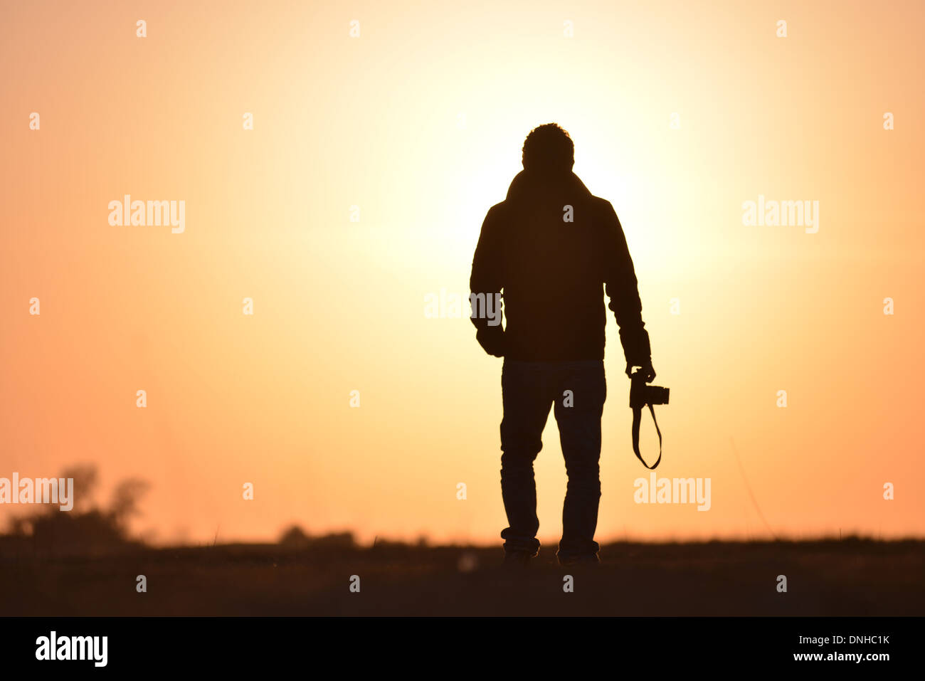 PHOTOGRAPHER SEEN FROM THE BACK IN CONTRE-JOUR IN THE EVENING LIGHT, SOMME (80), PICARDIE, FRANCE Stock Photo