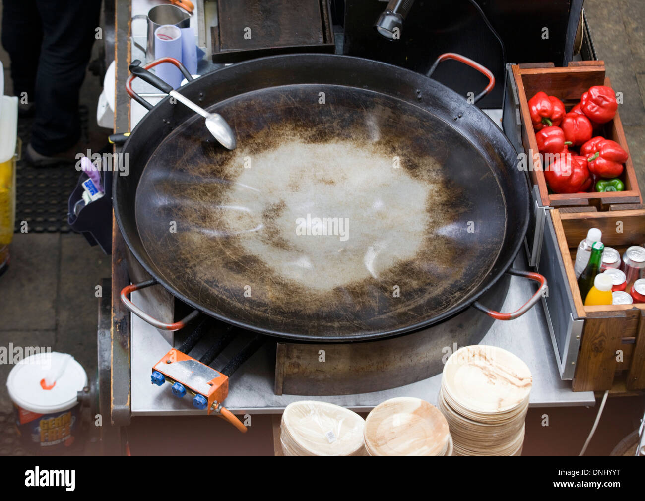 https://c8.alamy.com/comp/DNHYYT/empty-giant-wok-with-peppers-and-sauces-on-a-table-in-an-outdoor-market-DNHYYT.jpg