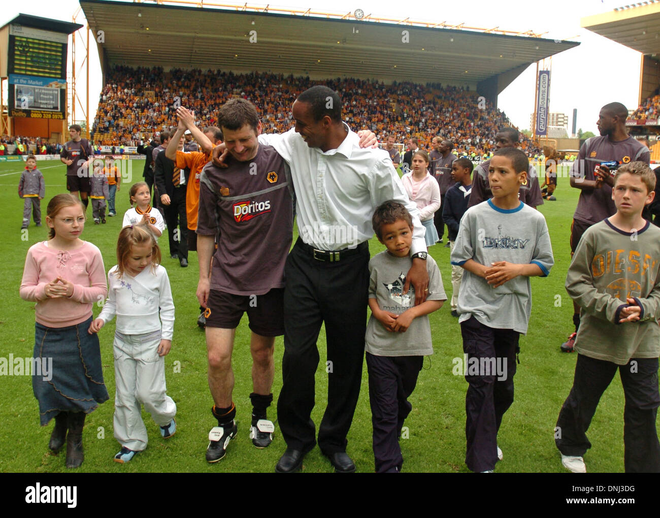 Paul Ince and Denis Irwin footballers with their children in 2004 Stock