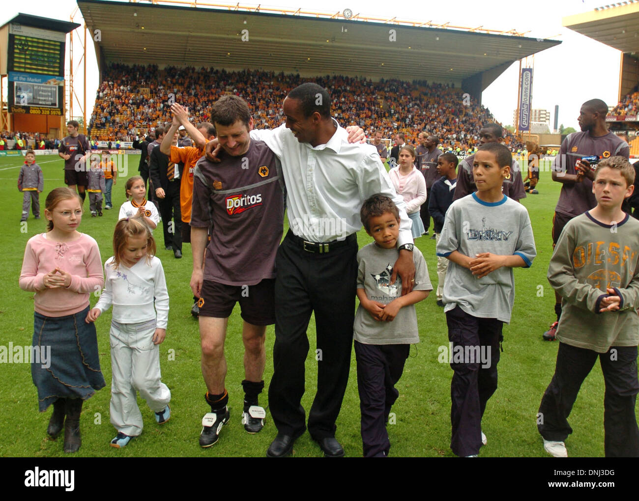 Paul Ince and Denis Irwin footballers with their children in 2004 Stock Photo