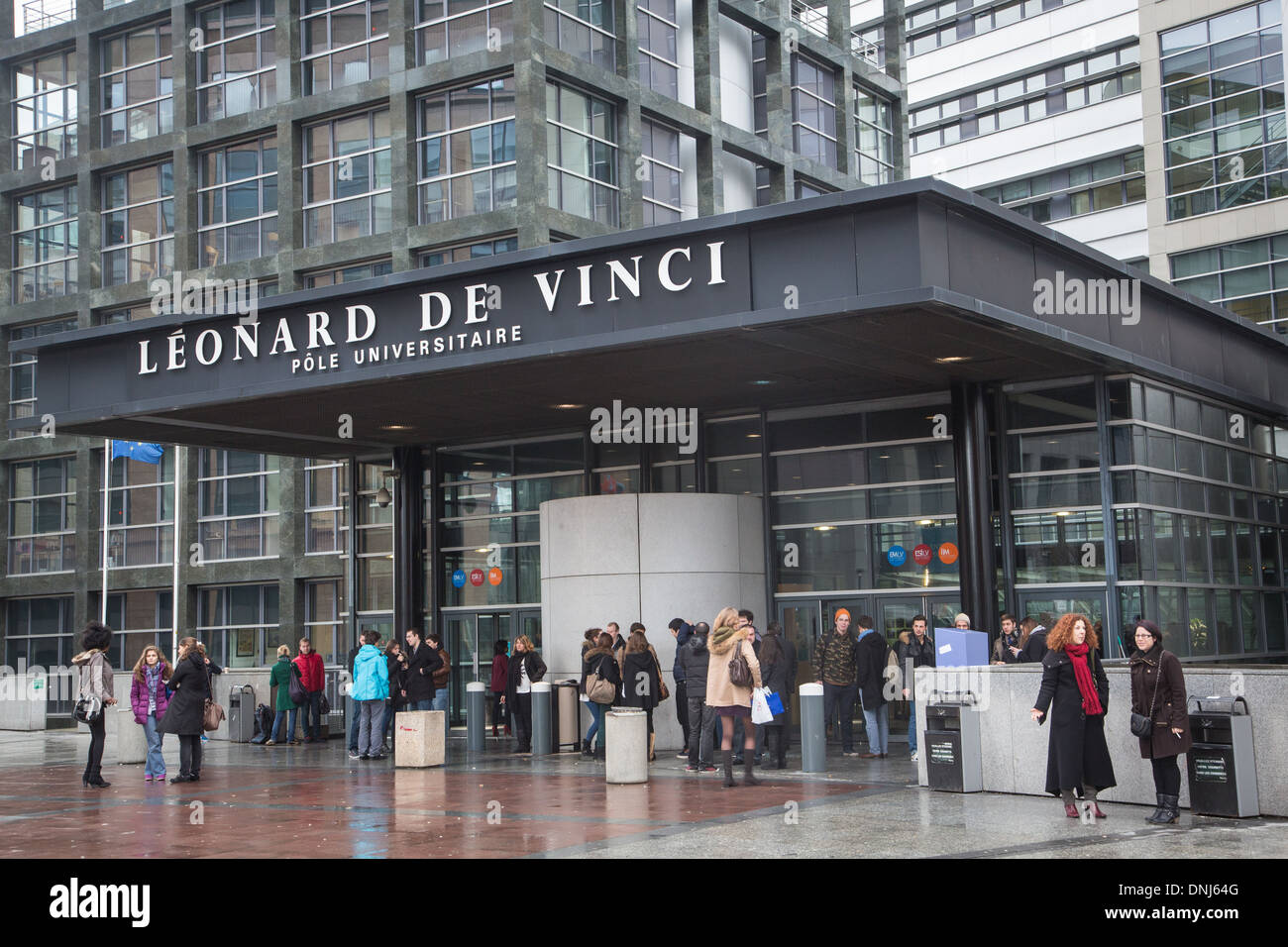 STUDENTS IN FRONT OF THE ENTRANCE TO THE PARISDAUPHINE UNIVERSITY