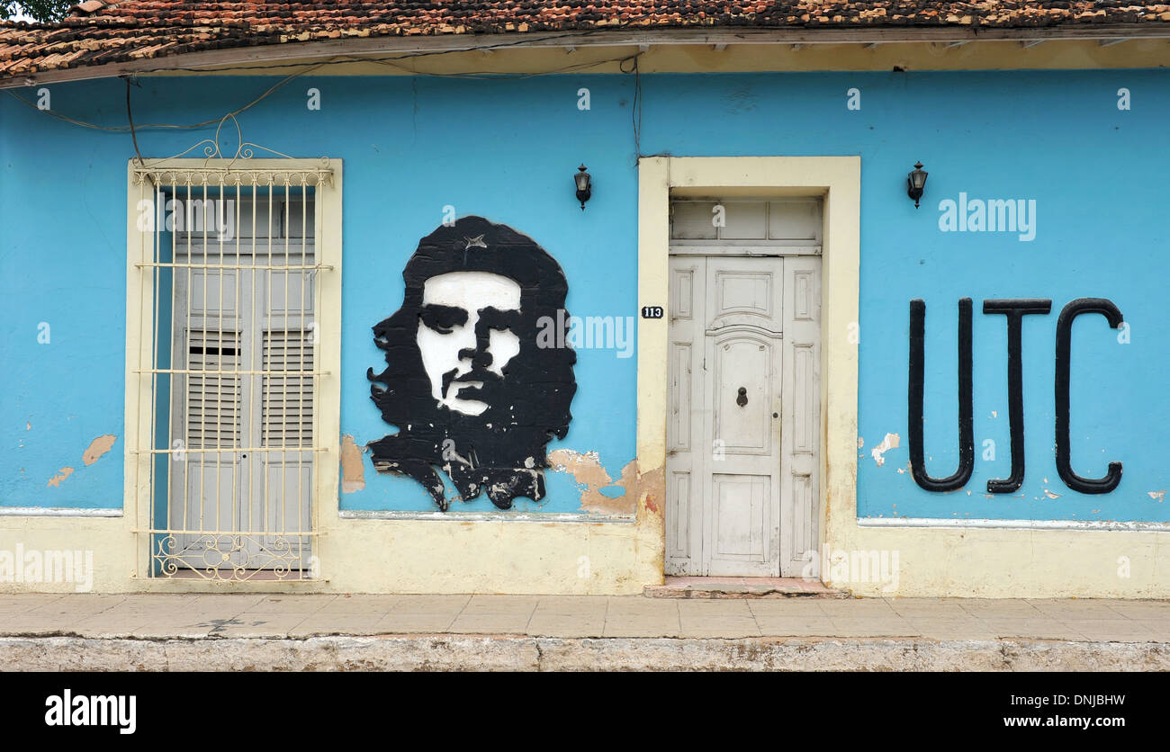 A painting of Che Guevara with a sign for the UJC, the Young Communist League, (Unión de Jóvenes Comunistas, UJC) the youth organisation, Trinidad, Cuba Stock Photo