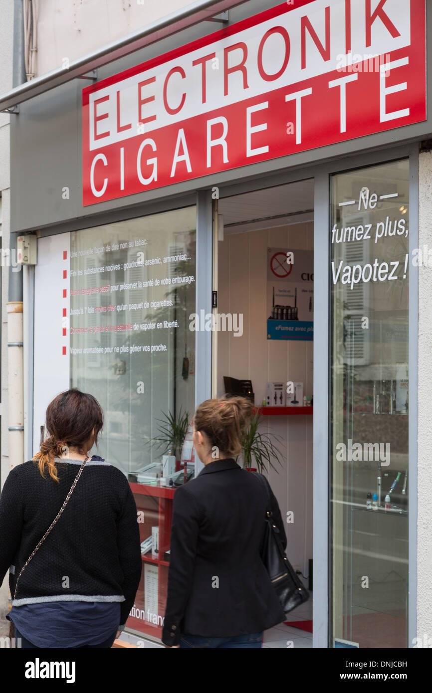 STORE SELLING E-CIGARETTES (ELECTRONIK CIGARETTE), SIGN SAYING SMOKE NO MORE, TRY VAPING, CHARTRES, CHARTRES, EURE-ET-LOIR (28), FRANCE Stock Photo