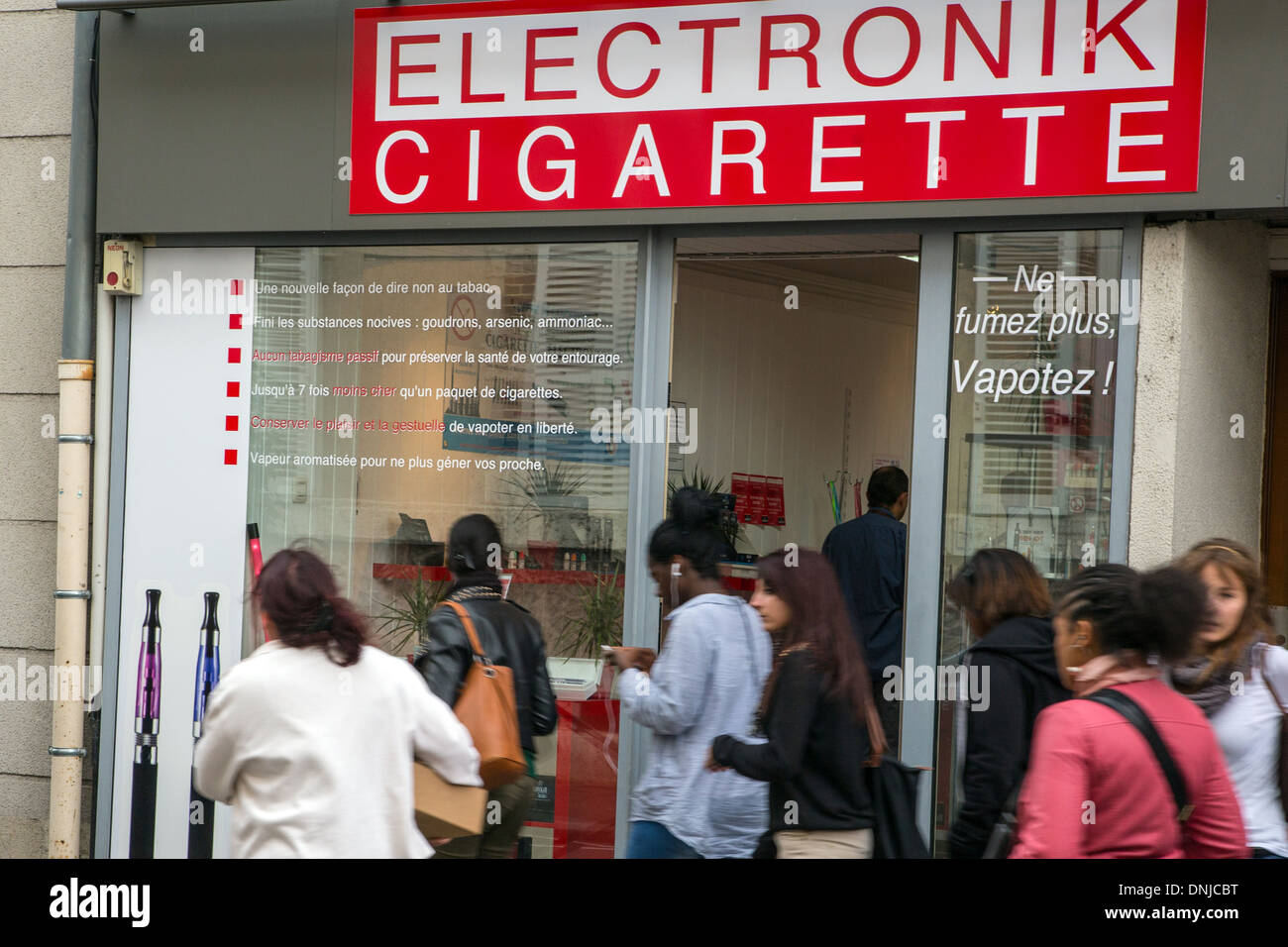 STORE SELLING E-CIGARETTES (ELECTRONIK CIGARETTE), SIGN SAYING SMOKE NO MORE, TRY VAPING, CHARTRES, CHARTRES, EURE-ET-LOIR (28), FRANCE Stock Photo