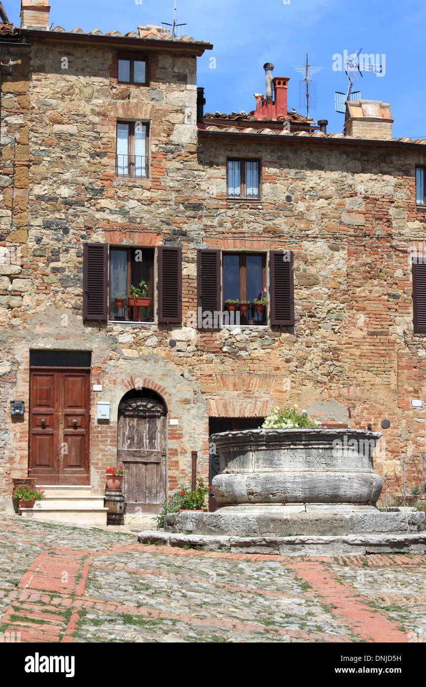 Medieval square with water well in Castiglione d' Orcia. Tuscany, Italy Stock Photo
