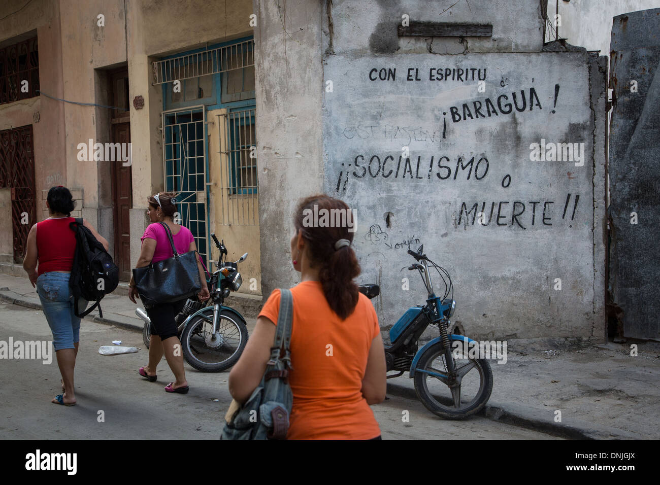 STREET SCENE AND POLITICAL GRAFFITI SOCIALISMO O MUERTE (SOCIALISM OR DEATH) PAINTED ON THE WALLS, HAVANA, CUBA, THE CARIBBEAN Stock Photo