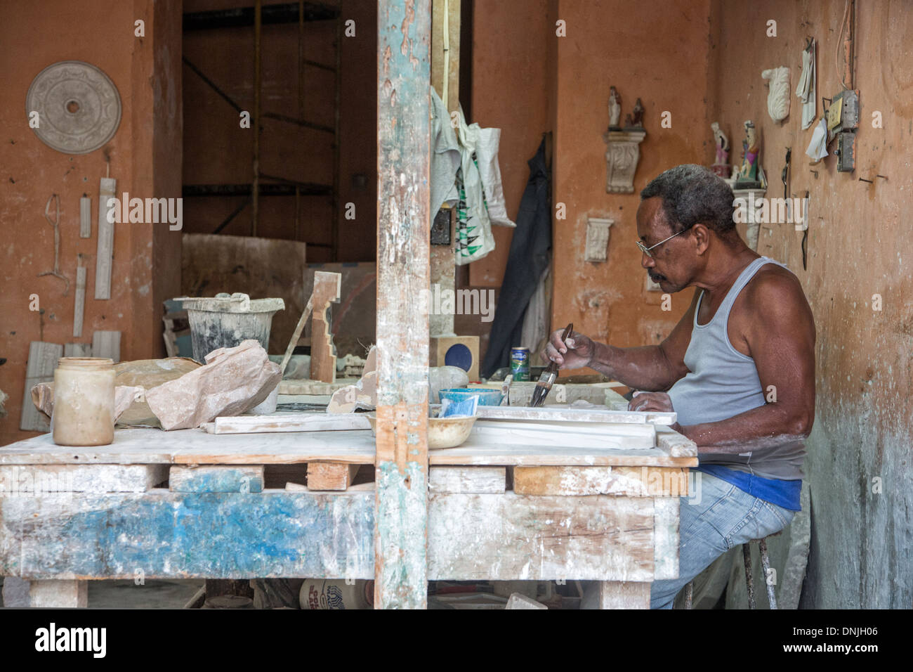 WORKSHOP MAKING MOULDINGS, SMALL TRADE IN THE OLD TOWN, HABANA VIEJA, HAVANA, CUBA, THE CARIBBEAN Stock Photo