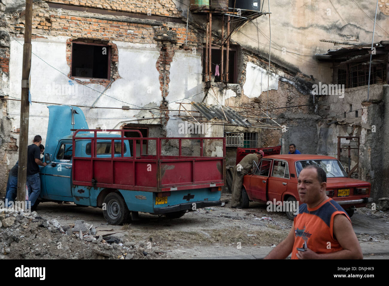 MECHANICS IN THE STREET, HAVANA, CUBA, THE CARIBBEAN Stock Photo