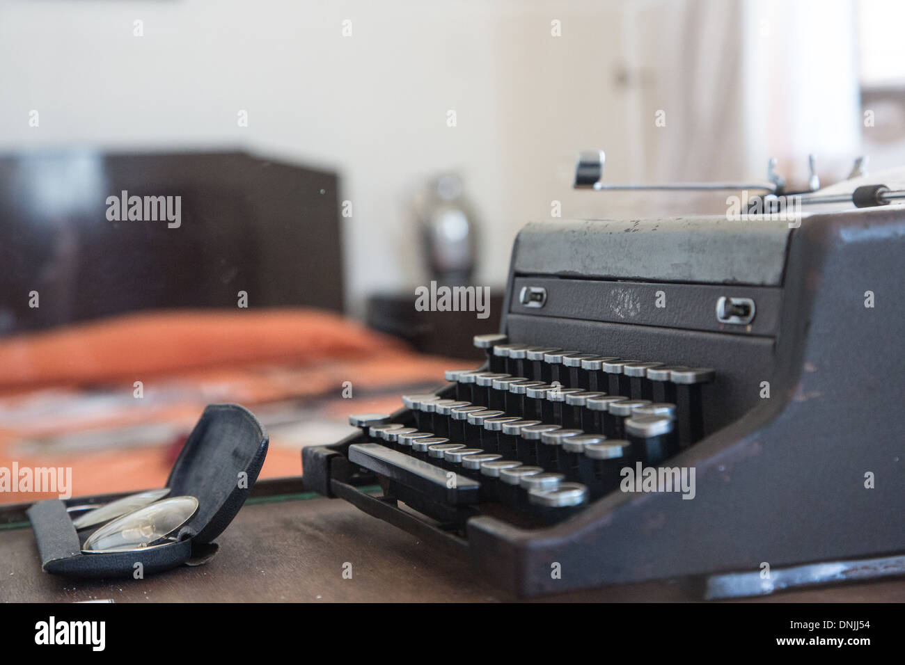 GLASSES AND TYPEWRITER THAT BELONGED TO ERNEST HEMINGWAY (1899-1961), AMERICAN AUTHOR AND JOURNALIST, ROOM 511 IN THE AMBOS MUNDOS HOTEL WHERE HE LIVED IN THE 1930‚ÄôS, CALLE DEL OBISPO, HABANA VIEJA, HAVANA, CUBA, THE CARIBBEAN Stock Photo