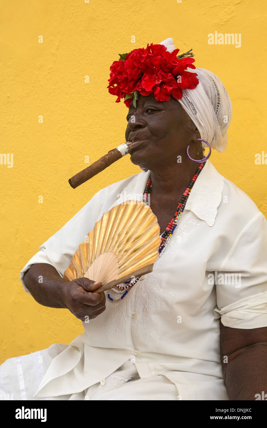 CREOLE WOMAN WITH HER FAN SMOKING A PURO CIGAR, STREET SCENE, DAILY LIFE, HAVANA VIEJA, CUBA Stock Photo