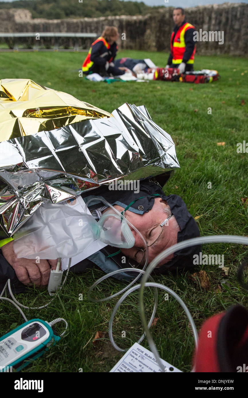 VICTIM TREATED AND ON A DRIP FOLLOWING THE COLLAPSE OF THE BLEACHERS DURING A MUSICAL PERFORMANCE, EXERCISE IN CIVIL EMERGENCIES, CHATEAU DE SAINTE-SUZANNE, MAYENNE (53), FRANCE Stock Photo