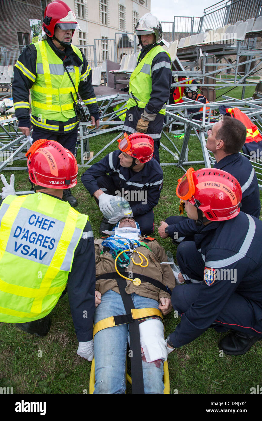 FIREFIGHTERS EVACUATING A VICTIM ON A STRETCHER, INTERVENTION FOLLOWING THE COLLAPSE OF THE BLEACHERS DURING A MUSICAL PERFORMANCE, EXERCISE IN CIVIL EMERGENCIES, CHATEAU DE SAINTE-SUZANNE, MAYENNE (53), FRANCE Stock Photo