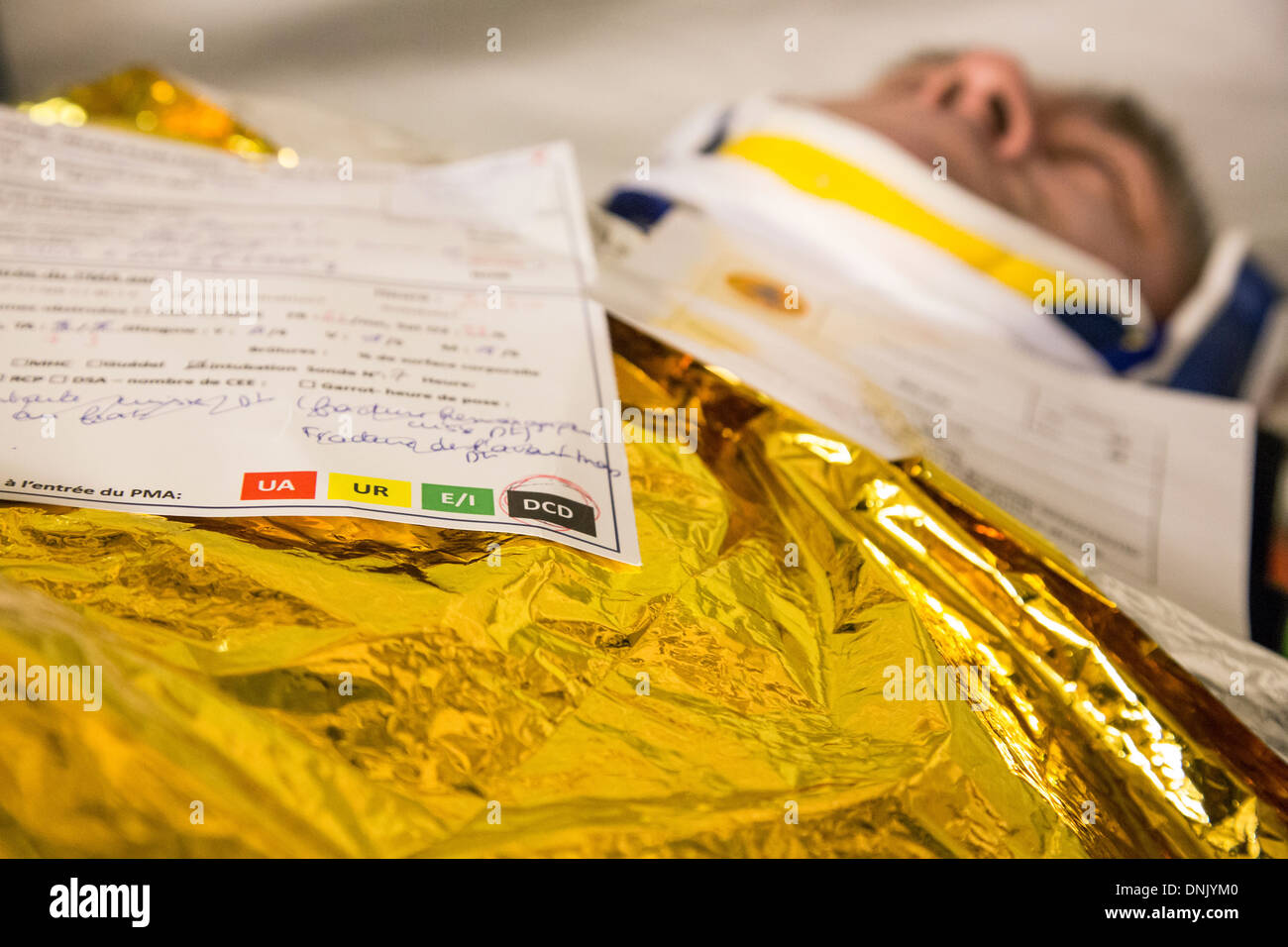 MARKING THE INJURED BY COLOUR (GREEN FOR THE LESS HARMED, YELLOW FOR THE SLIGHTLY INJURED UNABLE TO WALK, RED FOR A CRITICAL STATE, BLACK FOR DEAD), INTERVENTION FOLLOWING THE COLLAPSE OF THE BLEACHERS DURING A MUSICAL PERFORMANCE, EXERCISE IN CIVIL EMERG Stock Photo