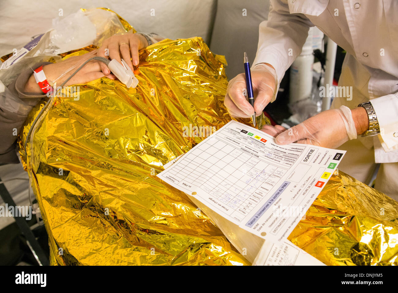 MARKING THE INJURED BY COLOUR (GREEN FOR THE LESS HARMED, YELLOW FOR THE SLIGHTLY INJURED UNABLE TO WALK, RED FOR A CRITICAL STATE, BLACK FOR DEAD), INTERVENTION FOLLOWING THE COLLAPSE OF THE BLEACHERS DURING A MUSICAL PERFORMANCE, EXERCISE IN CIVIL EMERG Stock Photo