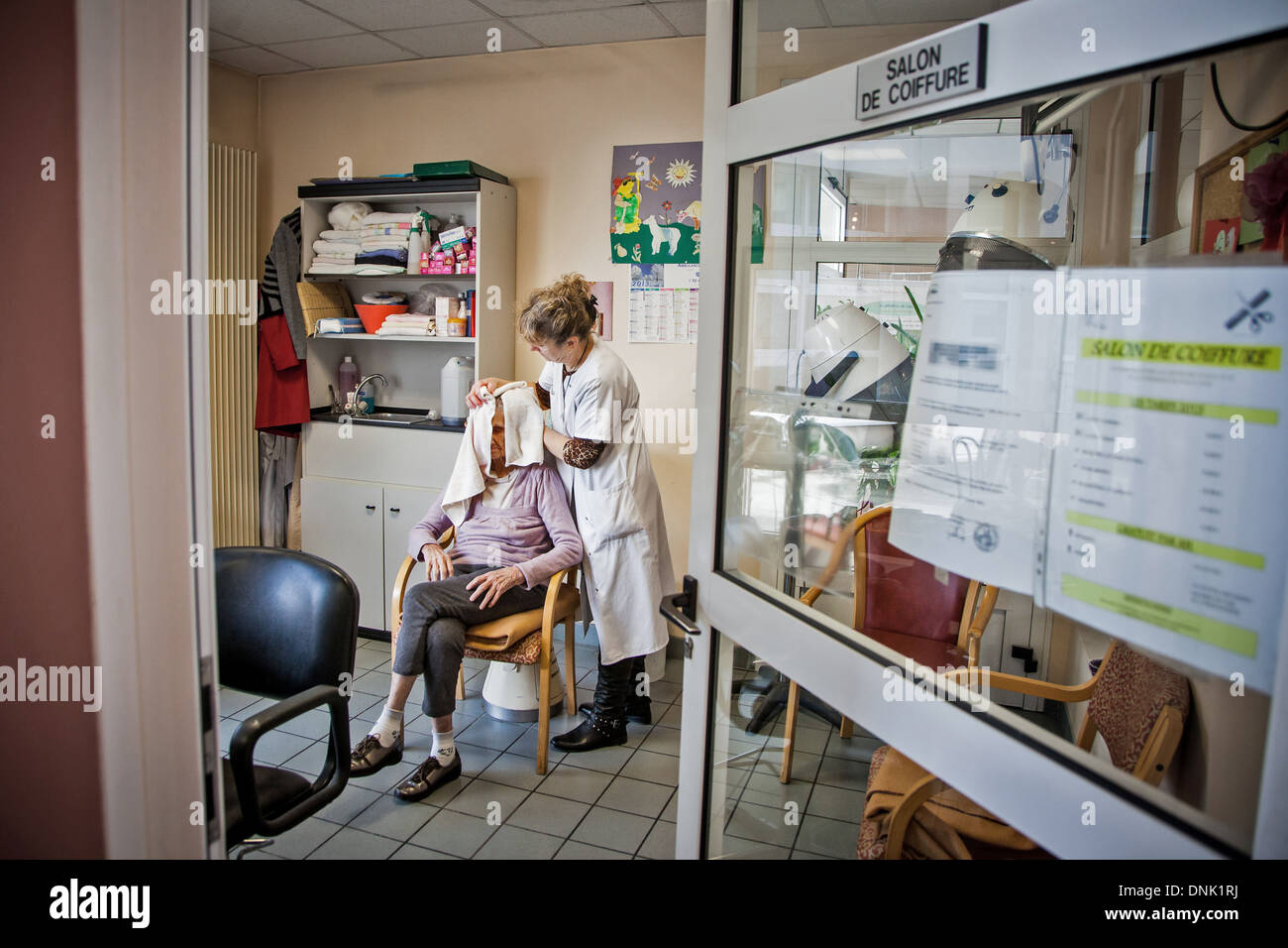 RETIREMENT HOME ILLUSTRATION, ELDERLY PERSON AT THE HAIRDRESSER‚ÄôS
