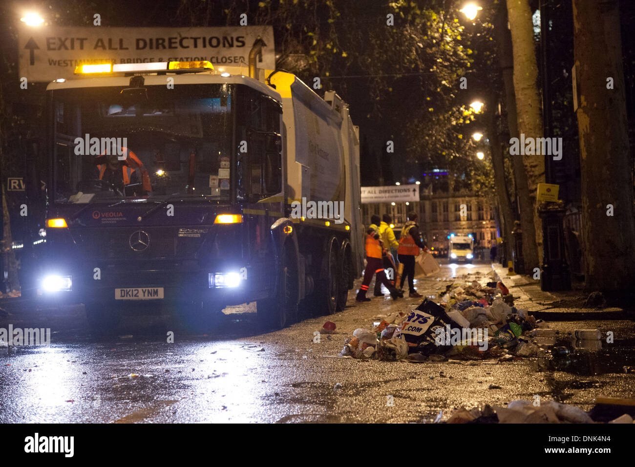 London, UK. 1st January 2014. More than 250,000 people turned out to watch the fireworks, with the council mounting a huge clean-up operation today to get London back to its best. Credit: nelson pereira/Alamy Live News Stock Photo