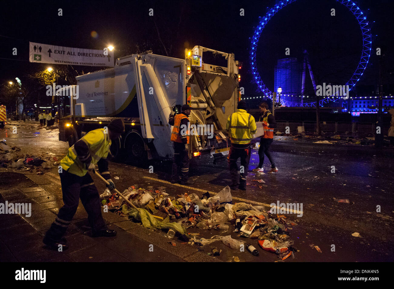 London, UK. 1st January 2014. More than 250,000 people turned out to watch the fireworks, with the council mounting a huge clean-up operation today to get London back to its best. Credit:  nelson pereira/Alamy Live News Stock Photo