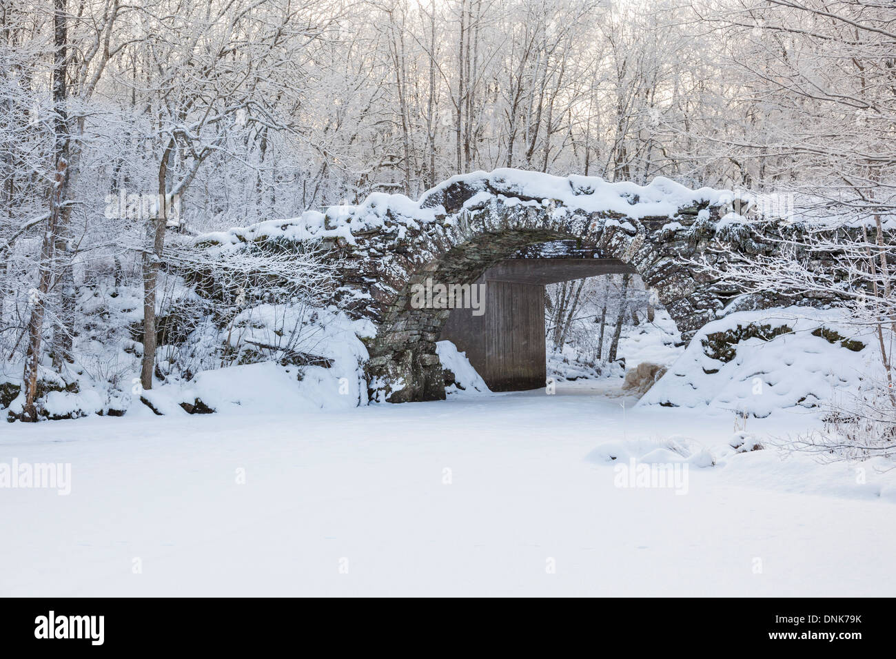 Old arch bridge hi-res stock photography and images - Alamy