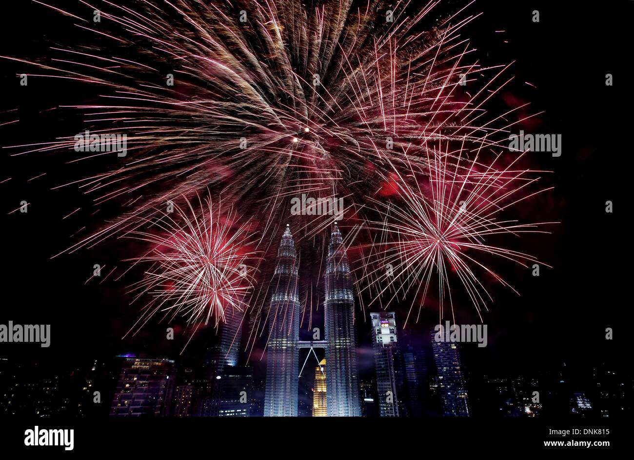 Kuala Lumpur, Malaysia. 1st January 2014. Percikan bunga api memeriahkan sambutan ambang Tahun Baru 2014 di Taman KLCC, Kuala Lumpur. Photo: Aizuddin Saad/NurPhoto (Credit Image: Credit:  Aizuddin Saad/NurPhoto/ZUMAPRESS.com/Alamy Live News) Stock Photo