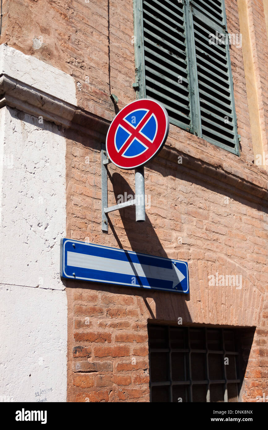 Street sign in Italy. No parking sign Stock Photo Alamy