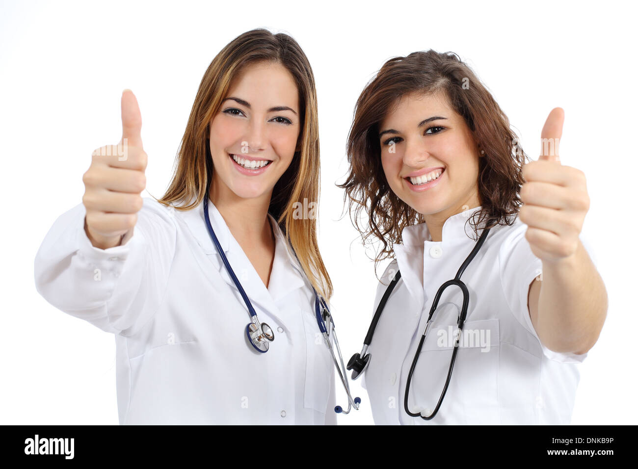 2 врача и медсестра. Медсестра улыбается. Медсестра показывает класс. Медицинская сестра улыбается. Две медсестры.