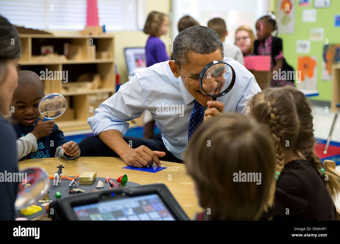 US President Barack Obama plays a magnifying glass game with children