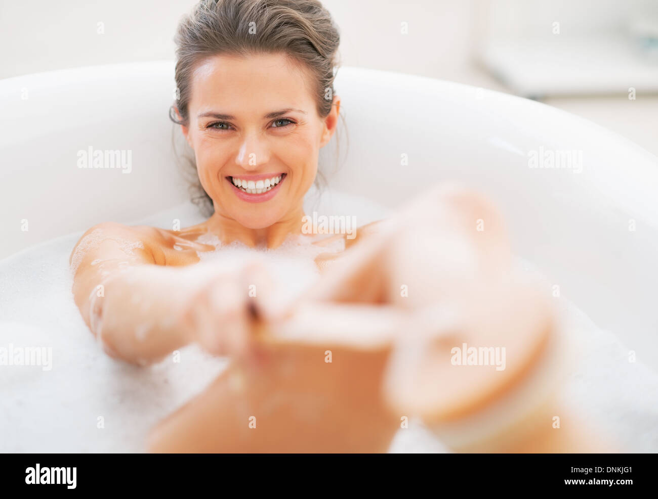 Покажи как женщины моются. Довольная женщина в ванной. С улыбкой в ванной. Женщина прикрывается руками в ванной. Девушка прикрывается руками в ванне.