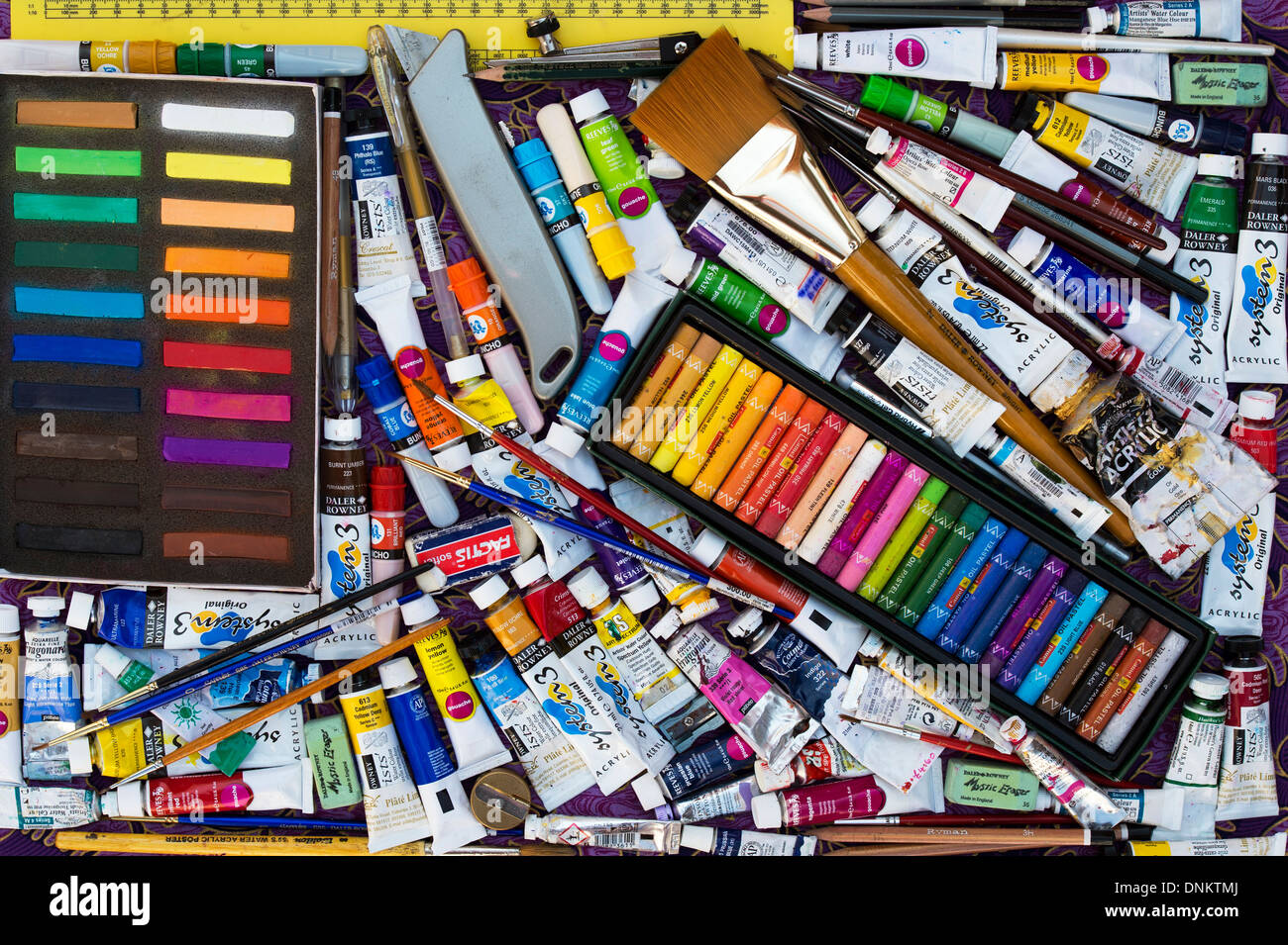 Art Materials Pattern. Paint tubes, brushes, pastels, crayons, and pencils Stock Photo