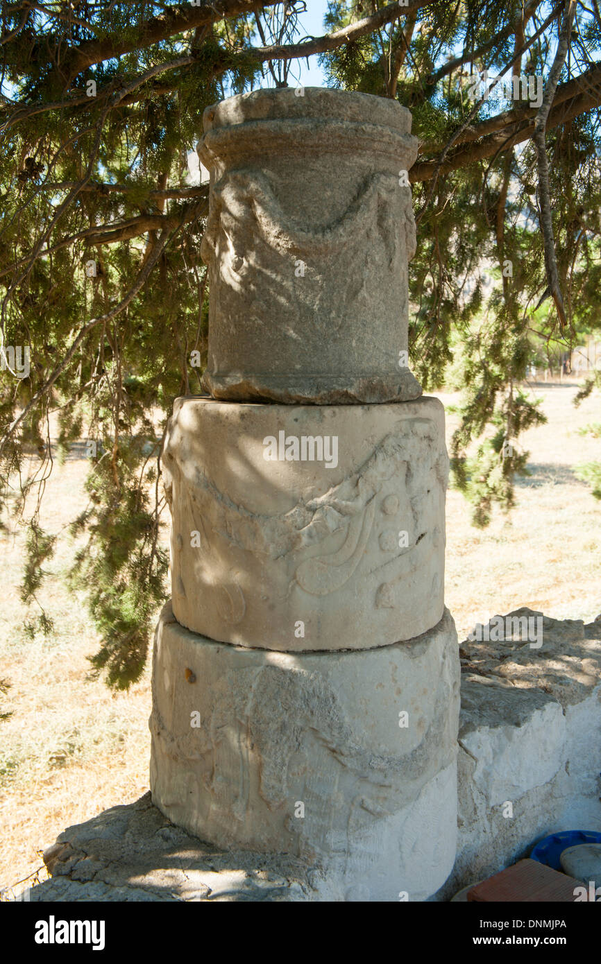 Griechenland, Insel Tilos, Inselhauptort Megalo Chorio, Dorffriedhof, Säulen eines verfallenen Tempels Stock Photo