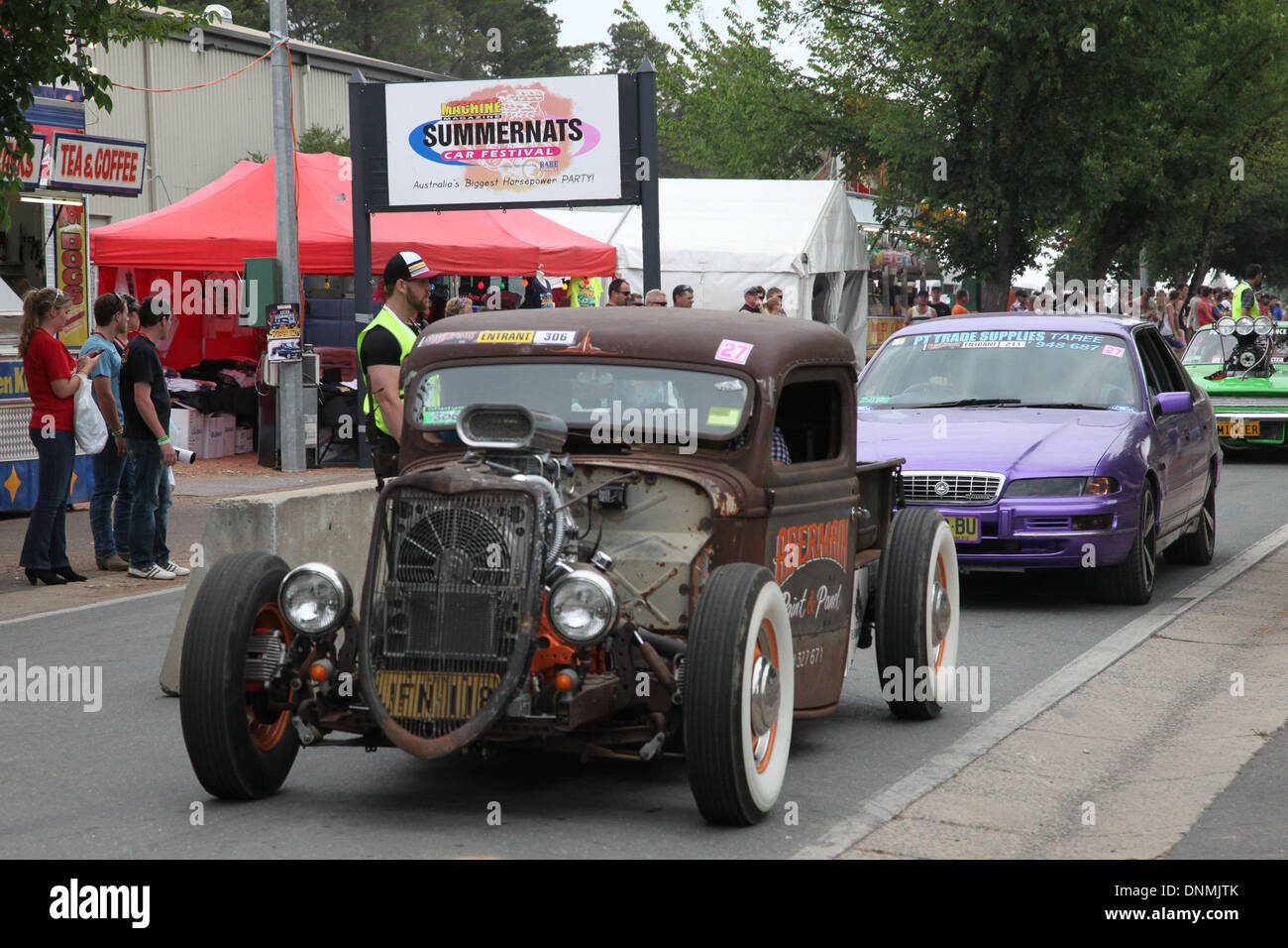 Canberra, Australia. 2nd January 2014.  Vehicles cruise during the Summernats Car Festival in Canberra, Australia, Jan. 2, 2014. Credit:  Xinhua/Alamy Live News Stock Photo